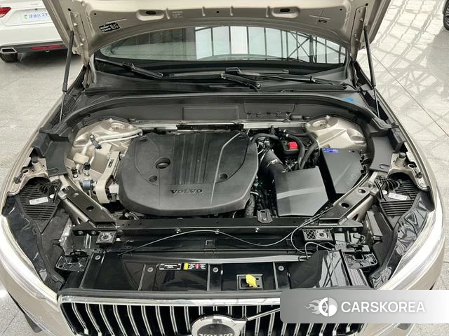 Volvo XC60 2023 Серебристо-серый из Китая
