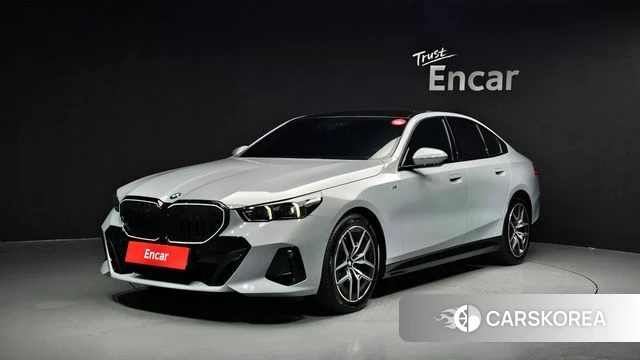 BMW 5 Series (G60) 2025 Светло-серебряный цвет из Кореи