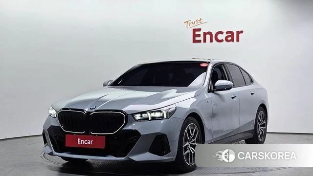 BMW 5 Series (G60) 2025 Светло-серебряный цвет из Кореи