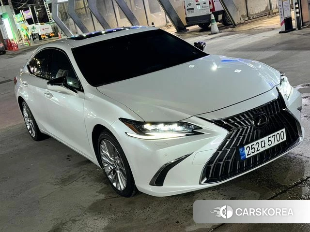 Lexus ES300h 7th generation 2023 Белый из Кореи