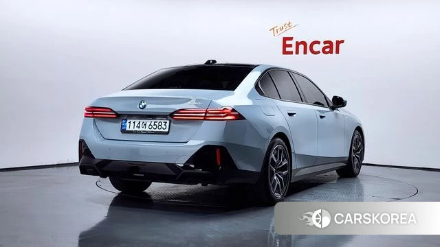 BMW 5 Series (G60) 2025 Светло-серебряный цвет из Кореи