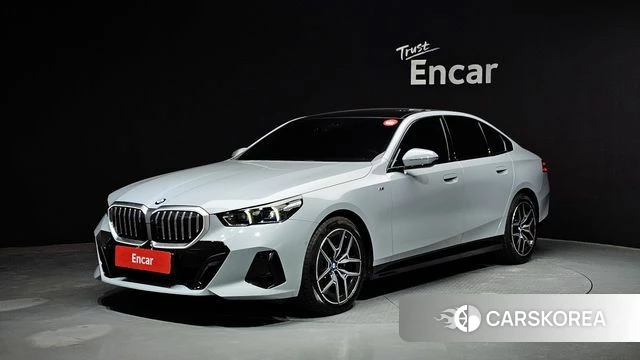 BMW 5 Series (G60) 2025 Серебристо-серый из Кореи