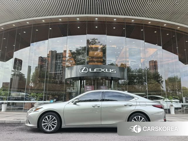 Lexus ES 2022 Серебристо-серый из Китая
