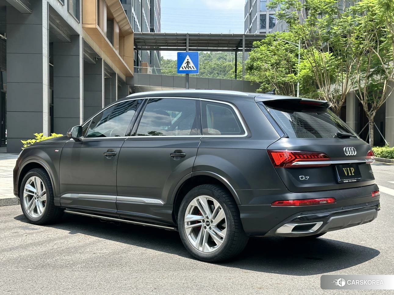 Audi Q7 2020 Темно-серый из Китая