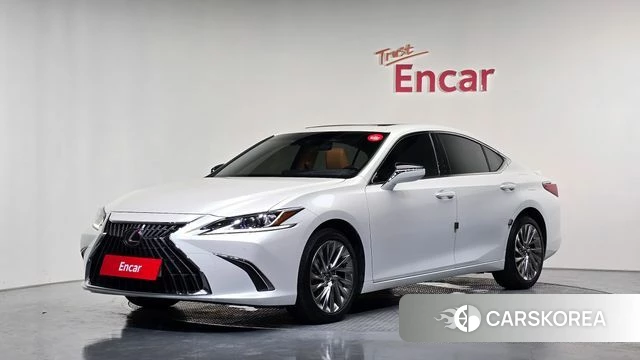 Lexus ES300h 7th generation 2023 Белый из Кореи