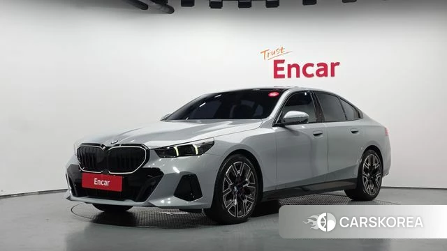 BMW 5 Series (G60) 2025 Светло-серебряный цвет из Кореи