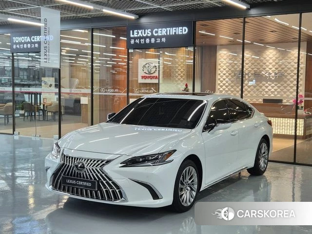 Lexus ES300h 7th generation 2025 Белый из Кореи