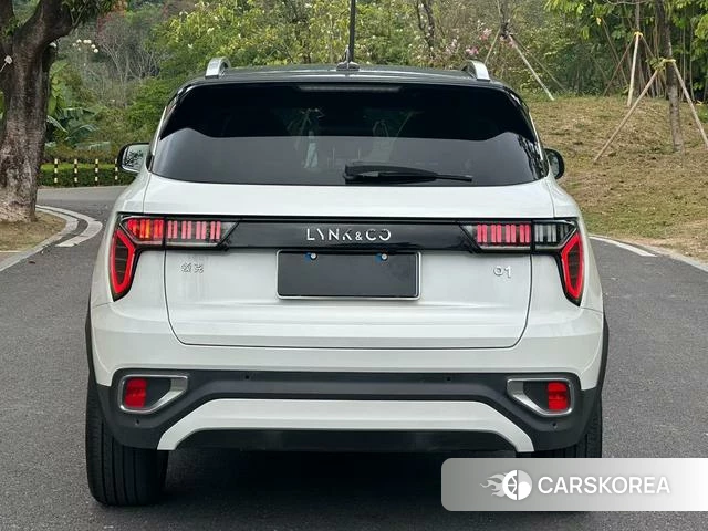 Lynk 01 2019 Белый из Китая