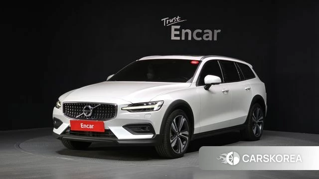 Volvo V60 Cross-Country 2nd Generation 2020 Белый из Кореи