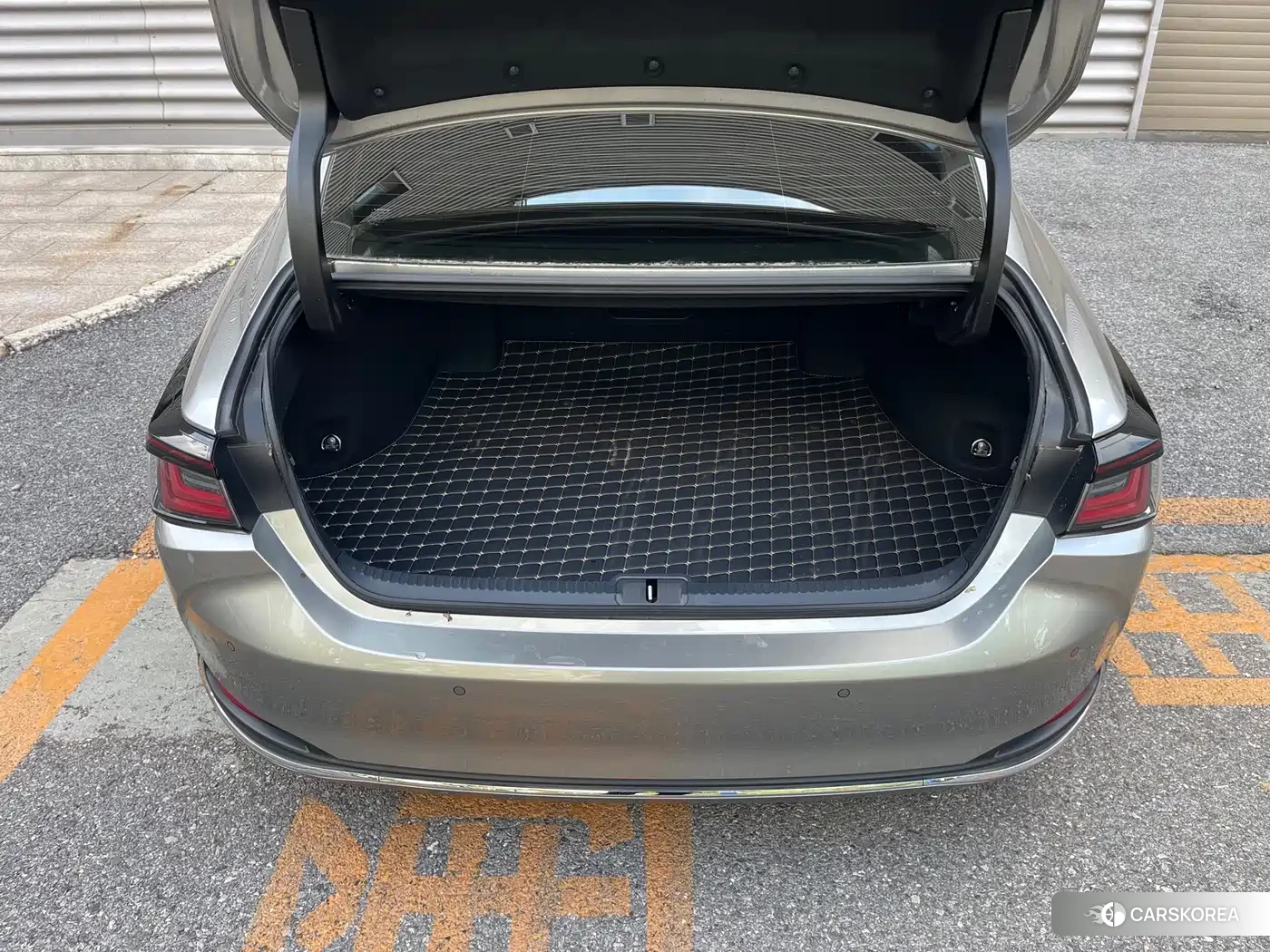 Lexus ES 2025 Silver/gray из Китая