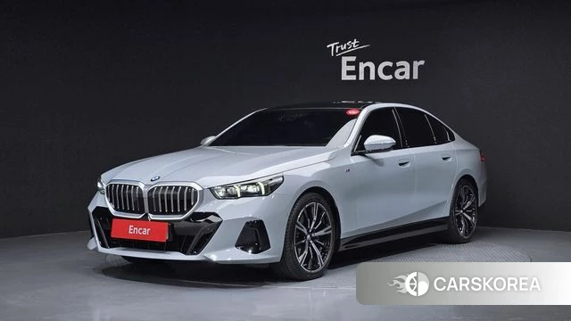 BMW 5 Series (G60) 2024 Светло-серебряный цвет из Кореи