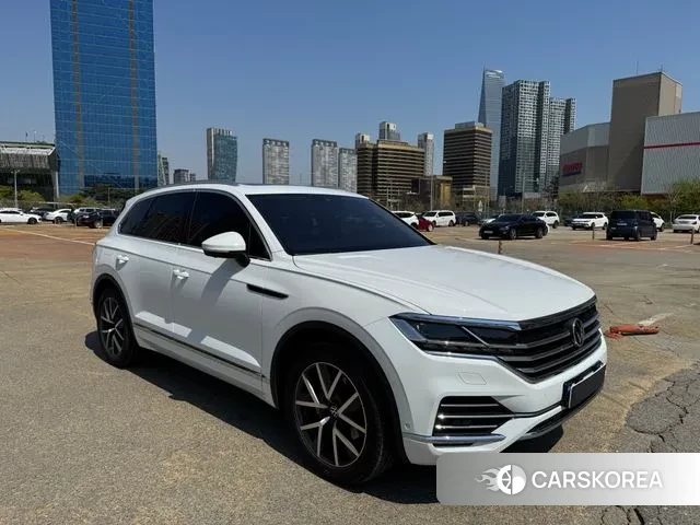 Volkswagen Touareg 3rd generation 2023 Белый из Кореи