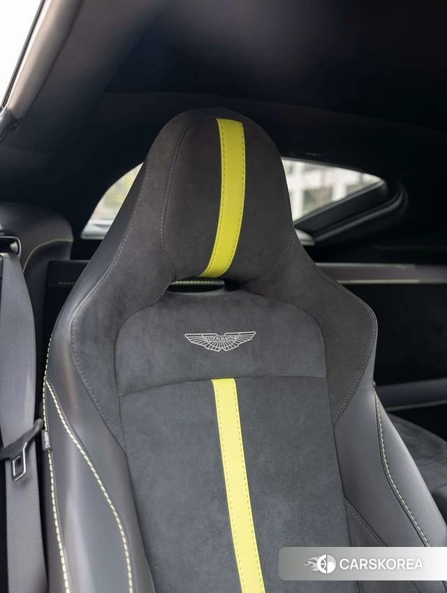 Aston Martin Vantage 2022 Зеленый из Китая
