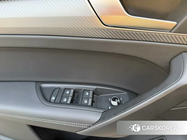 Audi Q5L 2021 Черный из Китая