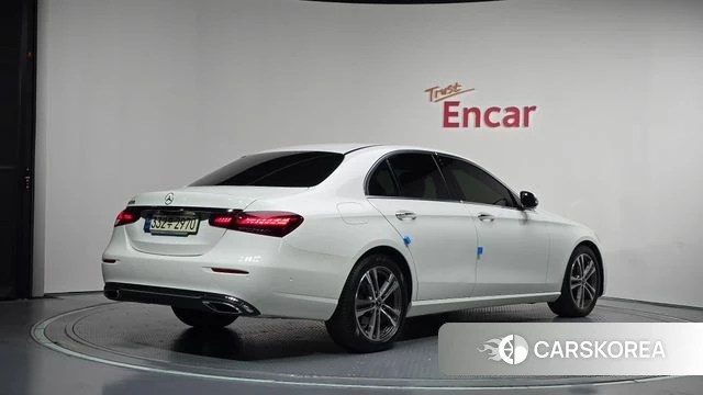 Mercedes-Benz E-Class W213 2023 Белый из Кореи