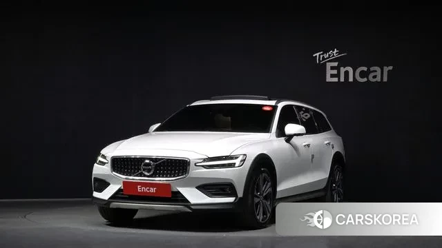 Volvo V60 Cross-Country 2nd Generation 2021 Белый из Кореи