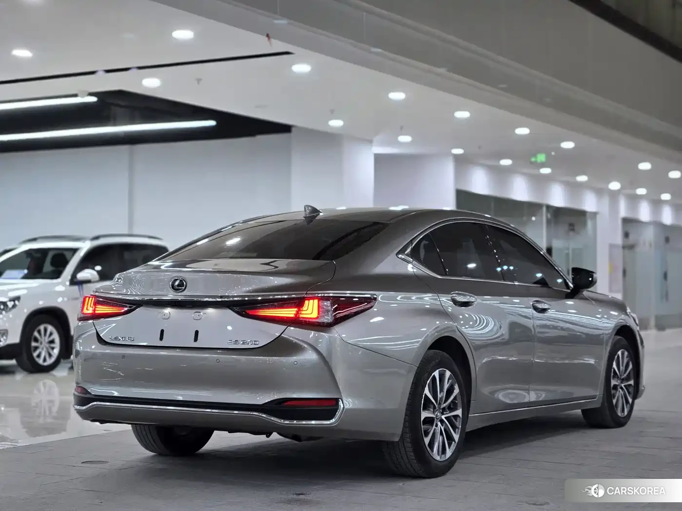 Lexus ES 2024 Silver/gray из Китая, фото 2