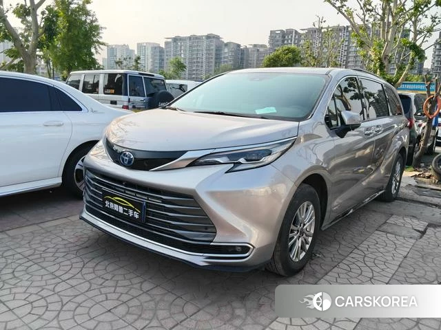 Toyota Saina 2023 Шампань из Китая
