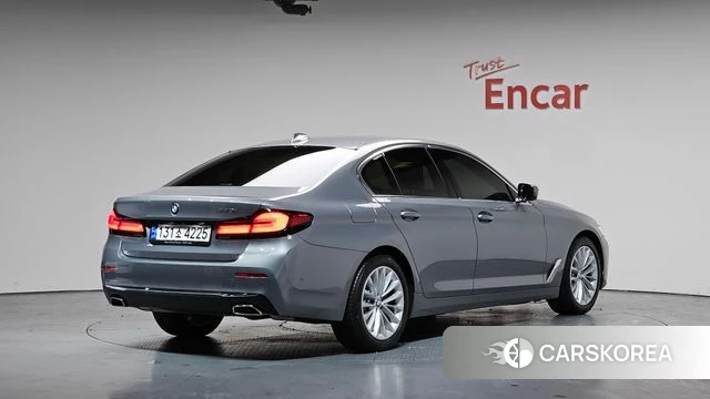 BMW 5 Series (G30) 2023 Серебристо-серый из Кореи