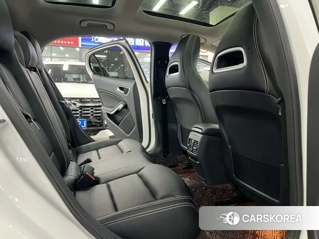 Mercedes-Benz GLA 2019 Белый из Китая