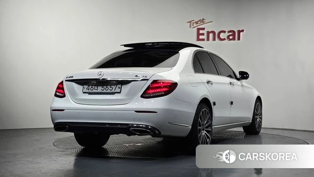 Mercedes-Benz E-Class W213 2019 Белый из Кореи