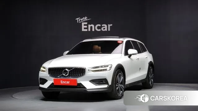 Volvo V60 Cross-Country 2nd Generation 2019 Белый из Кореи