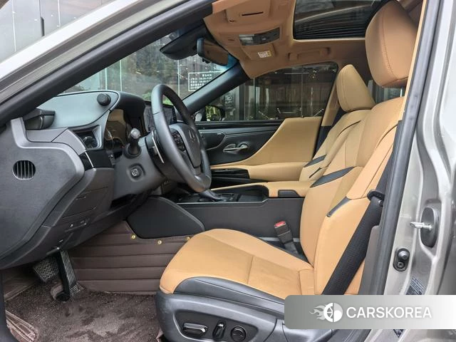 Lexus ES 2024 Серебристо-серый из Китая