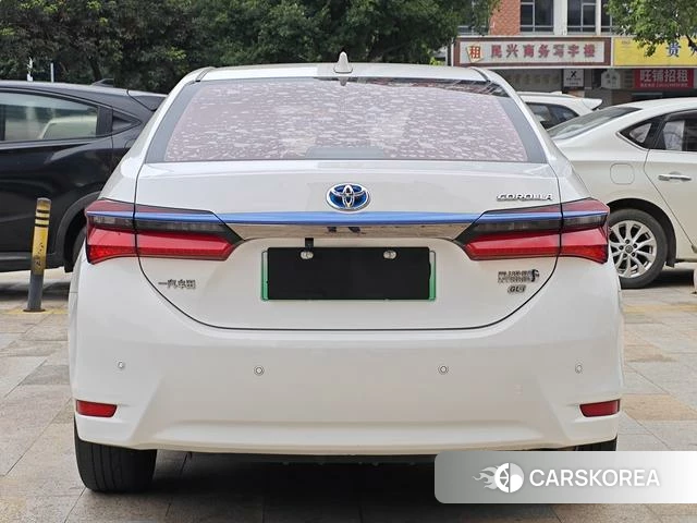 Toyota Corolla dual engine E+ 2022 Белый из Китая