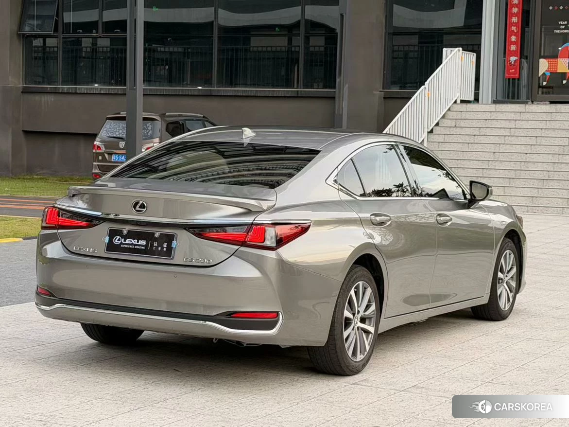 Lexus ES 2021 Серебристо-серый из Китая