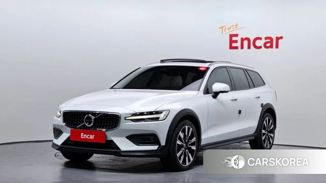 Volvo V60 Cross-Country 2nd Generation 2021 Белый из Кореи