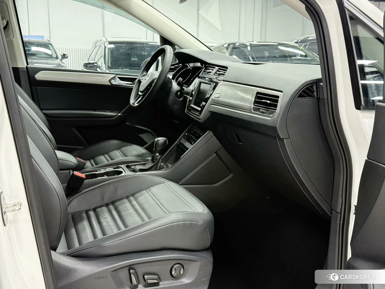 Volkswagen Touran L 2023 Белый из Китая