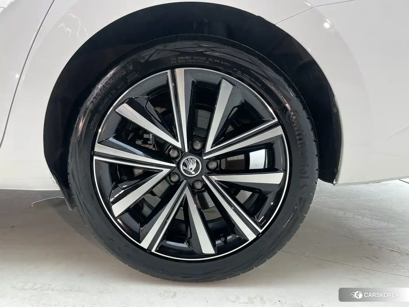 Skoda Superb 2023 Белый из Китая