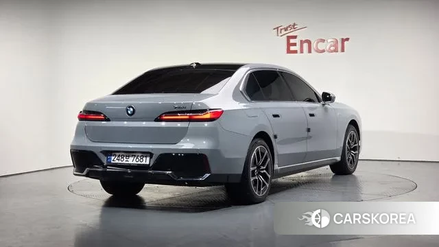 BMW 7 Series (G70) 2023 Серебристо-серый из Кореи