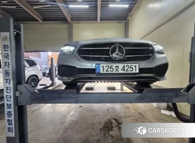 Mercedes-Benz E-Class W213 2022 Серебристо-серый из Кореи