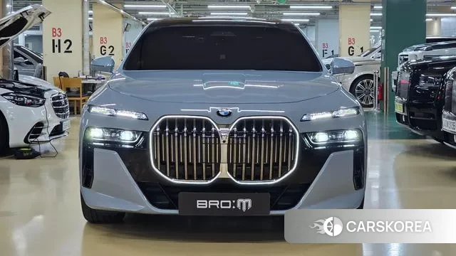 BMW 7 Series (G70) 2024 Серебристо-серый из Кореи