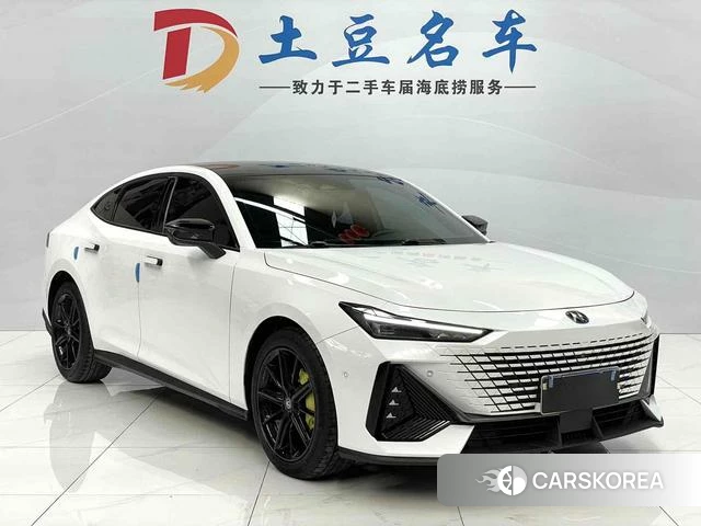 Chang'an UNI-V 2022 Белый из Китая