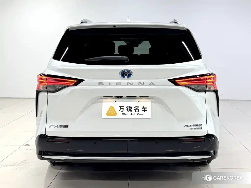 Toyota Sienna 2022 Белый из Китая