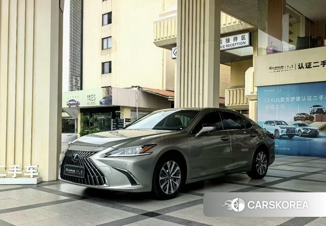 Lexus ES 2023 Серебристо-серый из Китая