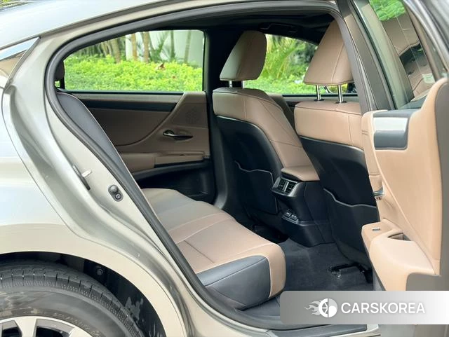Lexus ES 2025 Серебристо-серый из Китая