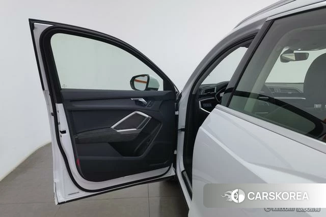 Audi Q3 2021 Белый из Китая