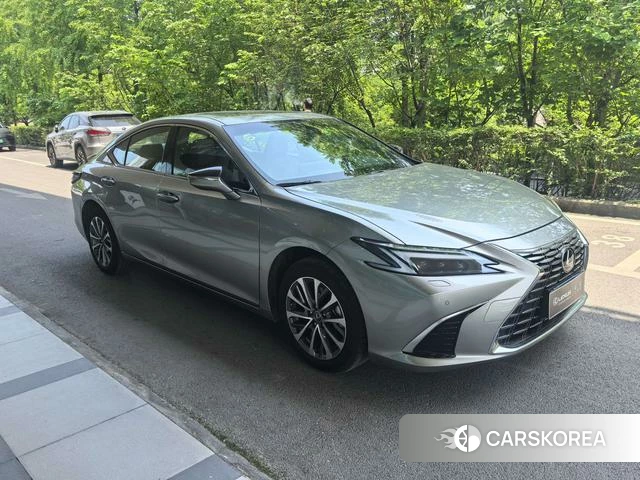 Lexus ES 2026 Серебристо-серый из Китая