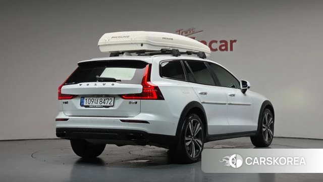 Volvo V60 Cross-Country 2nd Generation 2020 Белый из Кореи