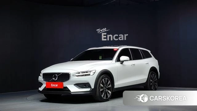 Volvo V60 Cross-Country 2nd Generation 2022 Белый из Кореи