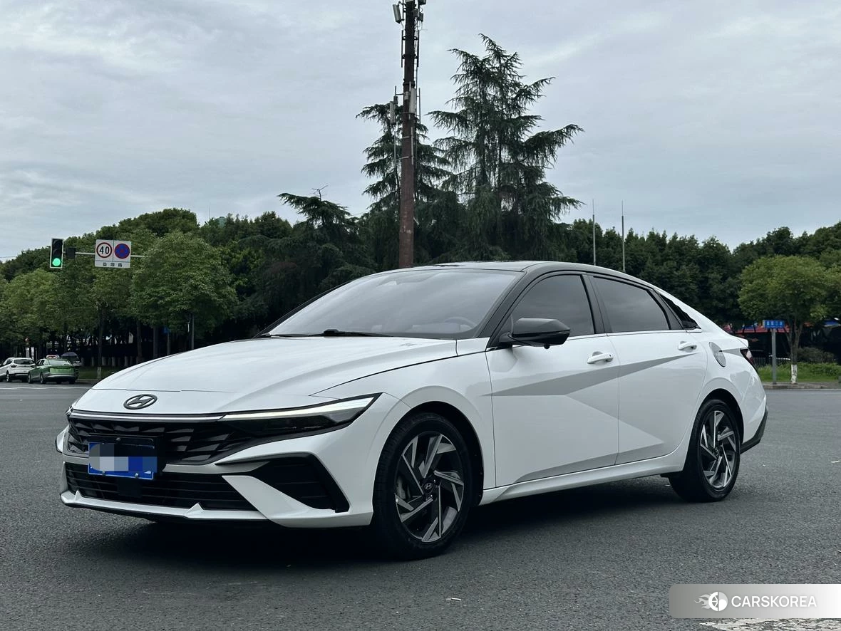 Hyundai Elantra 2023 Белый из Китая