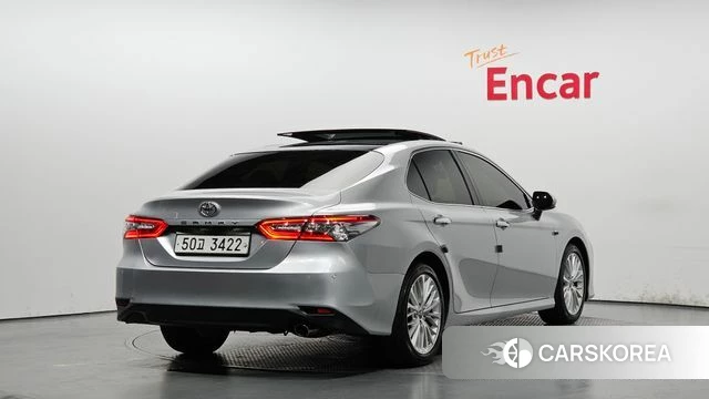 Toyota Camry (XV70) 2018 Серебристо-серый из Кореи