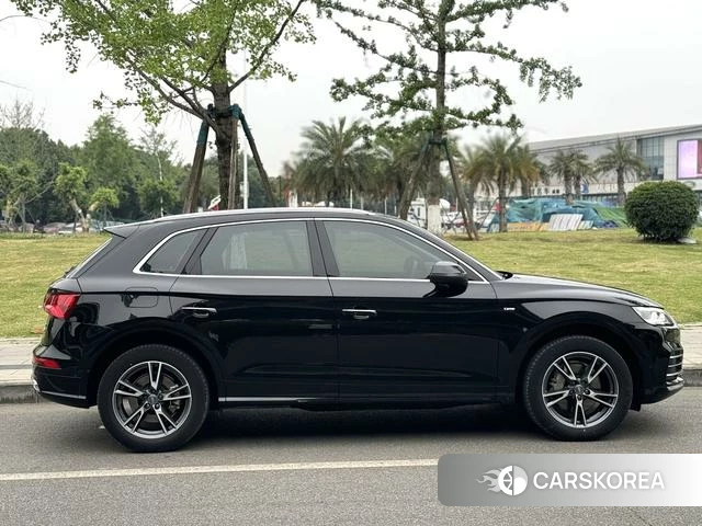Audi Q5L 2021 Черный из Китая