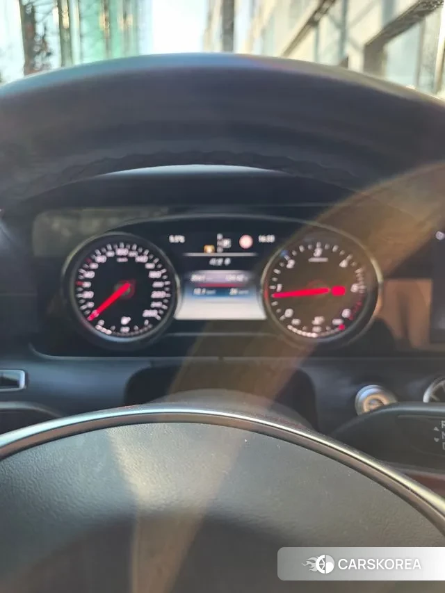 Mercedes-Benz E-Class W213 2018 Белый из Кореи