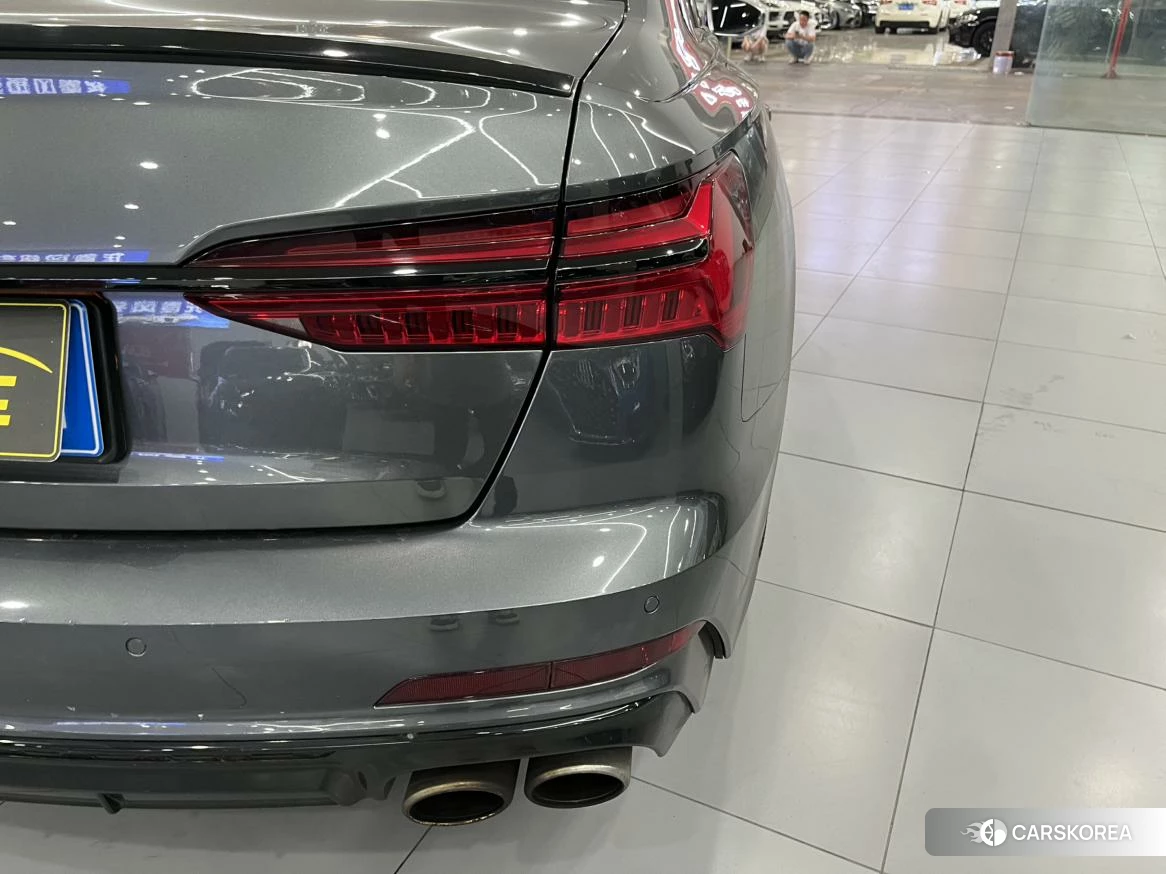 Audi S6 2020 Темно-серый из Китая