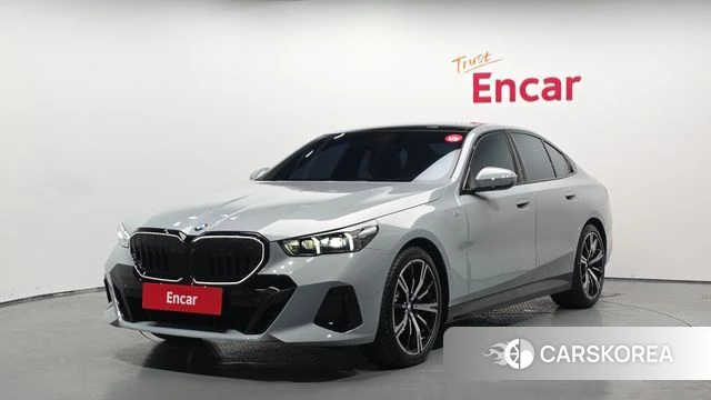 BMW 5 Series (G60) 2025 Светло-серебряный цвет из Кореи