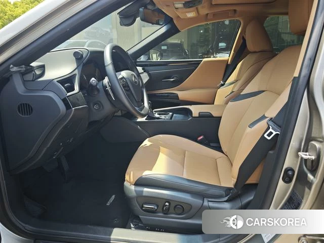 Lexus ES 2023 Серебристо-серый из Китая